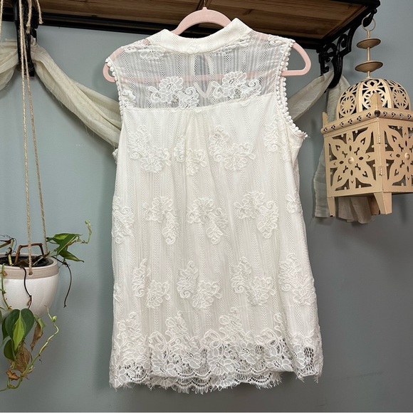▫️donated White High Neck Lace Top - Picture 7 of 10